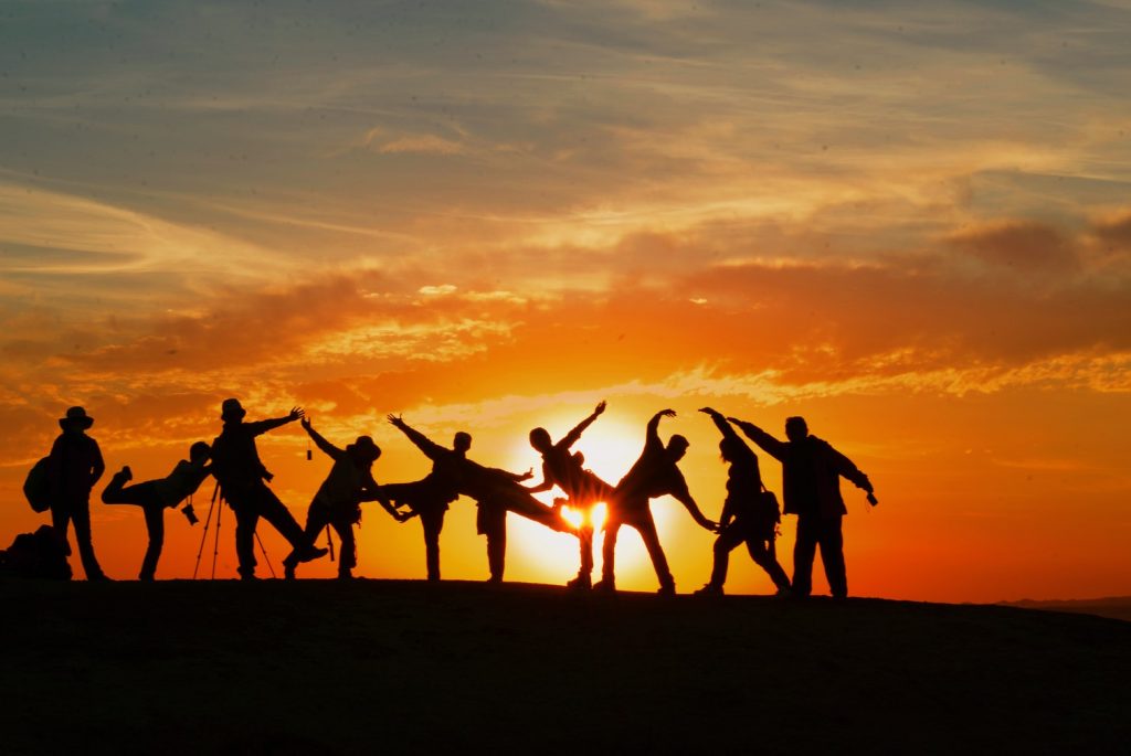 Gruppe vor Sonnenuntergang