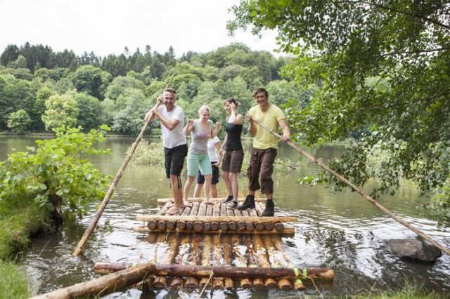 Eine kleine Gruppe von Touristen führt eine Floßfahrt nach Bliesgau durch.