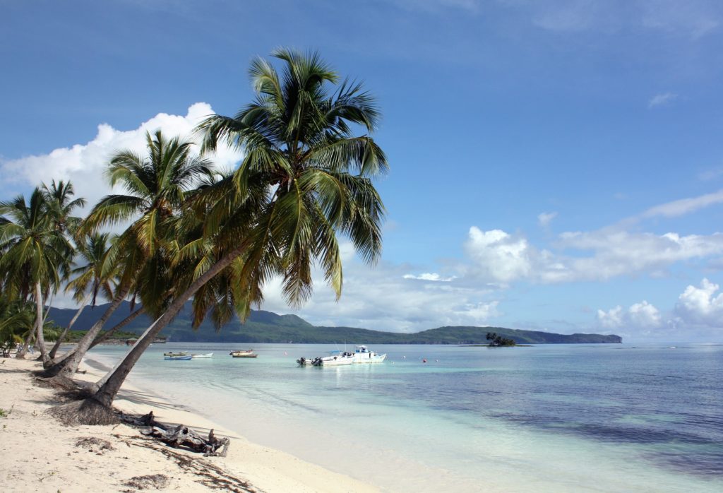Ein Strand im Fischerdorf Las Galeras.