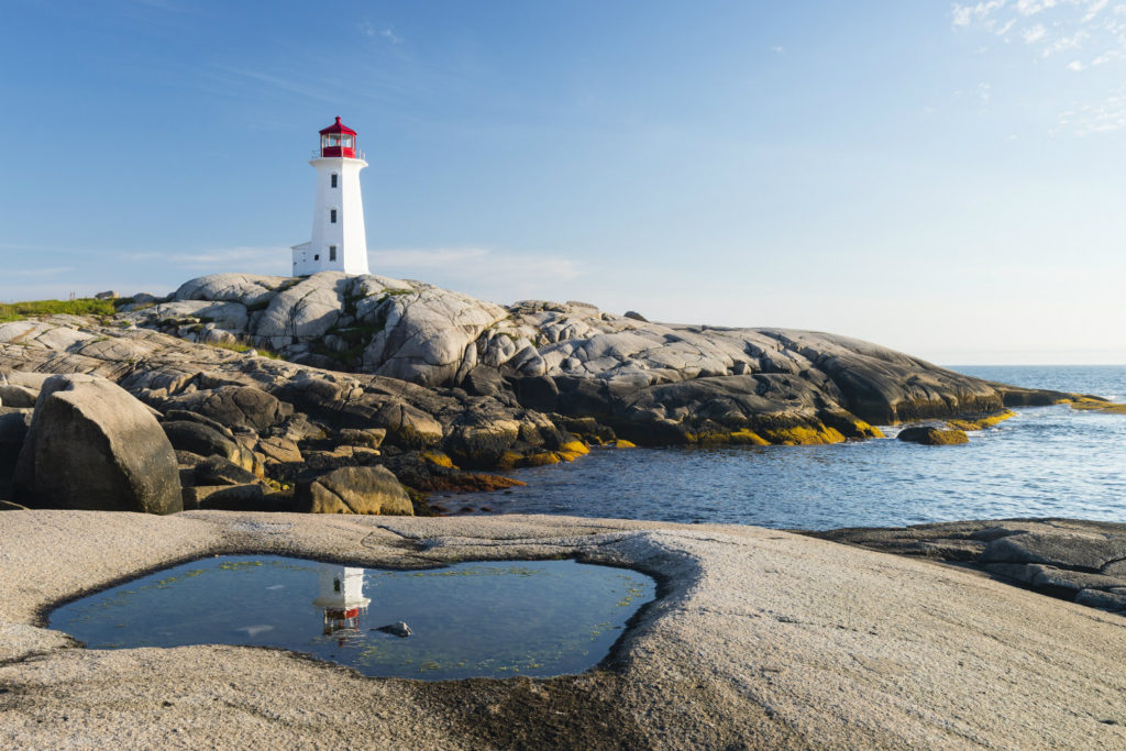 Leuchtturm © pichoui/iStock Leuchtturm an Felsen