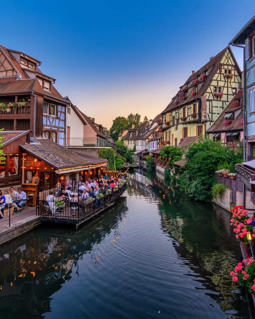 Menschen In Der Cafeteria Tagsüber © Pierre Blaché Restaurant am Ufer. Altstadt im Hintergrund.