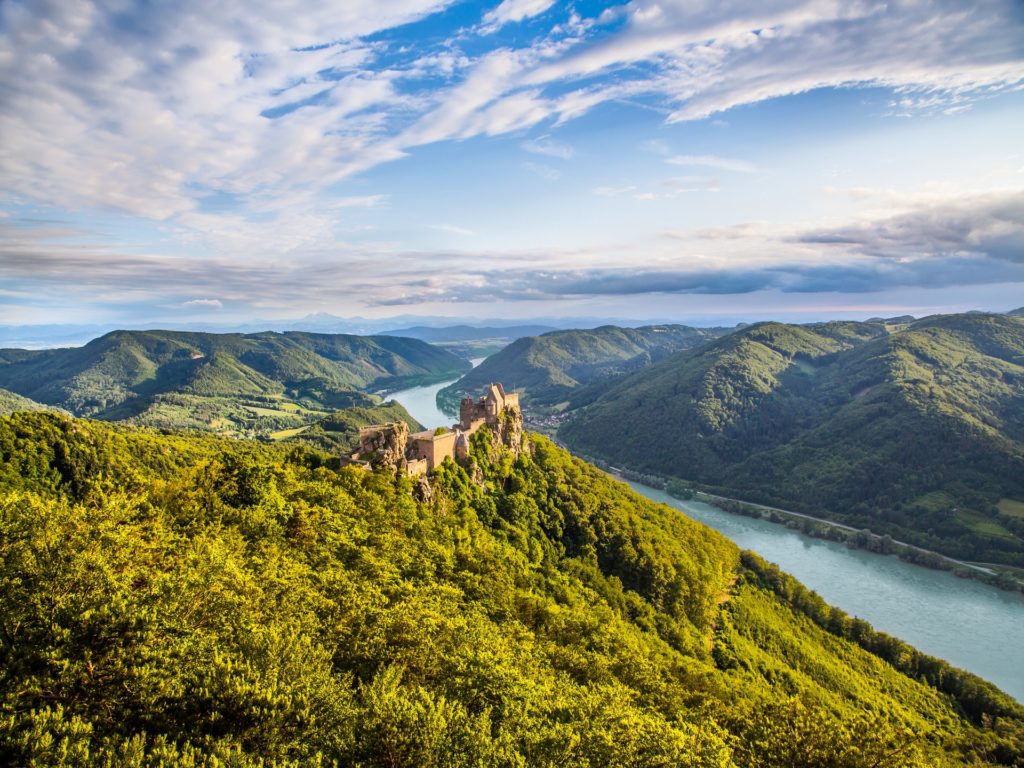 Wachauer_Landschaft_mit_Donau_und_altem_Schloss_Österreich Wunderschöne Landschaft mit der Burgruine Aggstein bei Sonnenuntergang in Wachau, Österreich