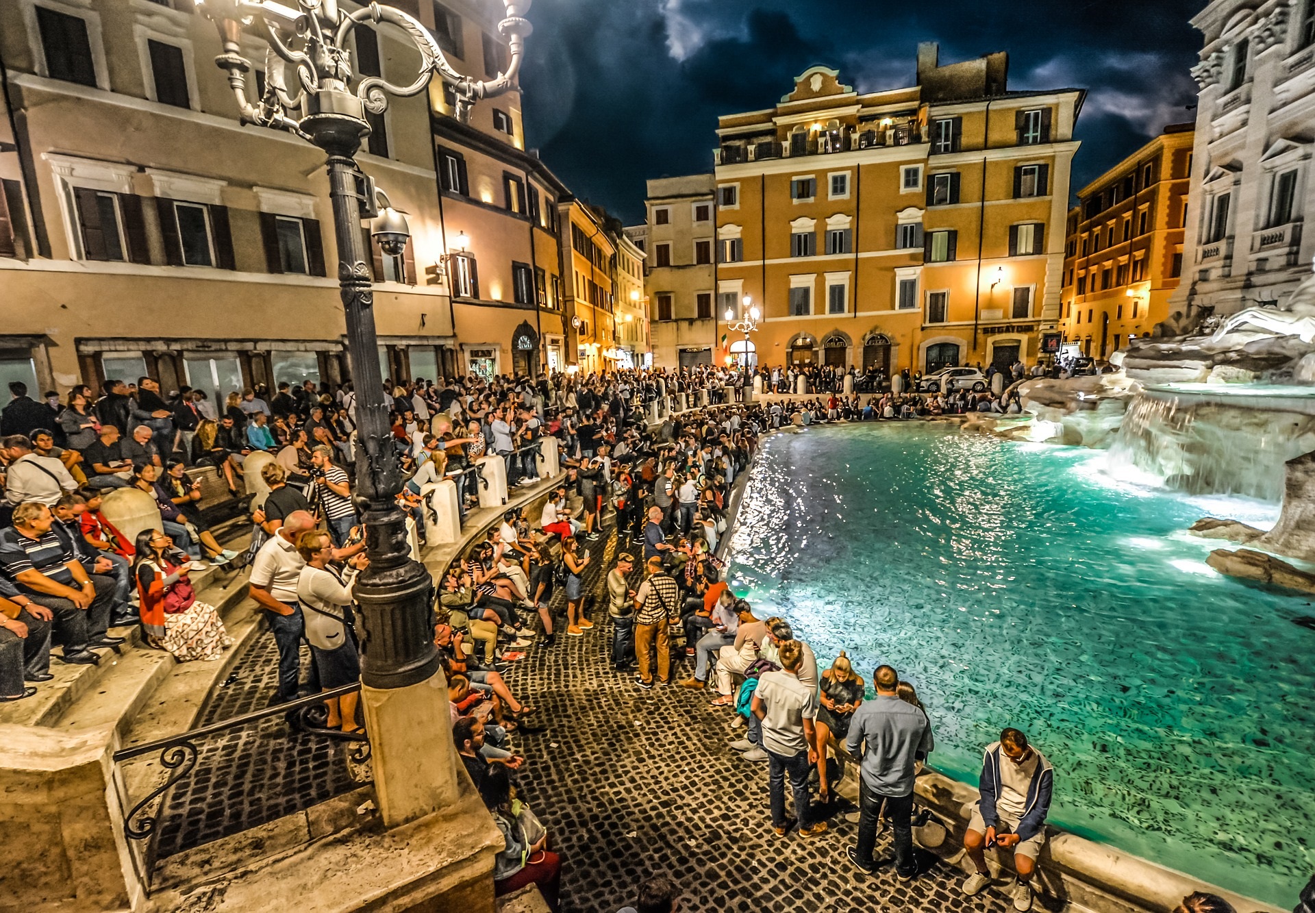 Eine Touristenmenge vor dem Trevi Brunnen in Rom