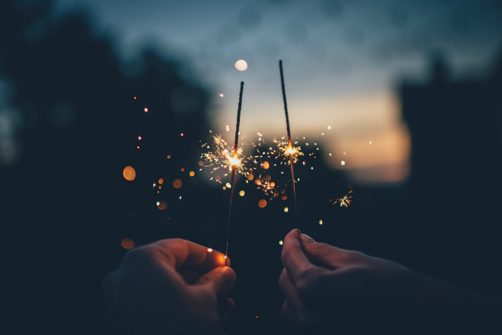 Wunderkerzen © Pixabay/9161 Zwei Hände halten Wunderkerzen